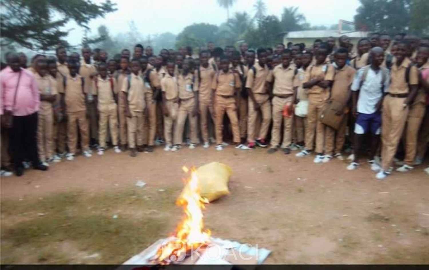 Côte d'Ivoire : Lakota, interdits dans l'établissement, des téléphones portables des élèves saisis, brûlés par la direction du Lycée