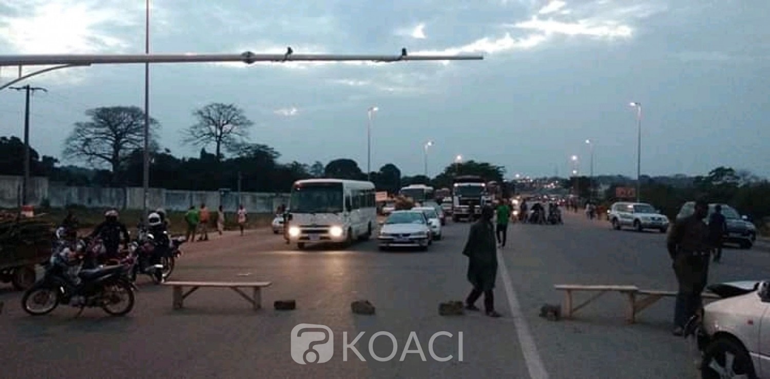 Côte d'Ivoire : En colère suite à un violent accident en face du campus 2, des étudiants empêchent la circulation sur une voie