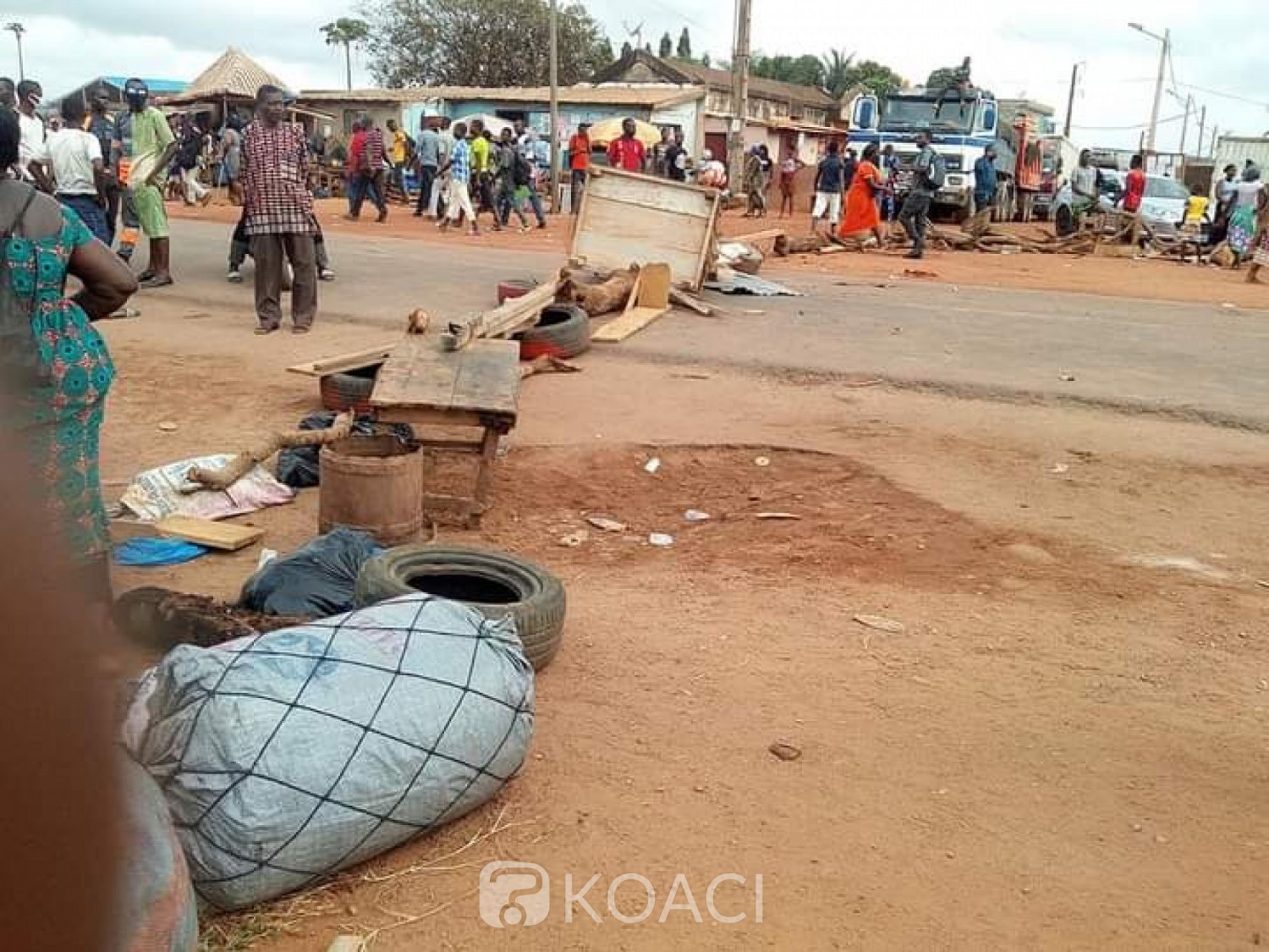 Côte d'Ivoire : Route de Dabou, suite au manque d'eau et de l'électricité, des populations manifestent, la voie barrée