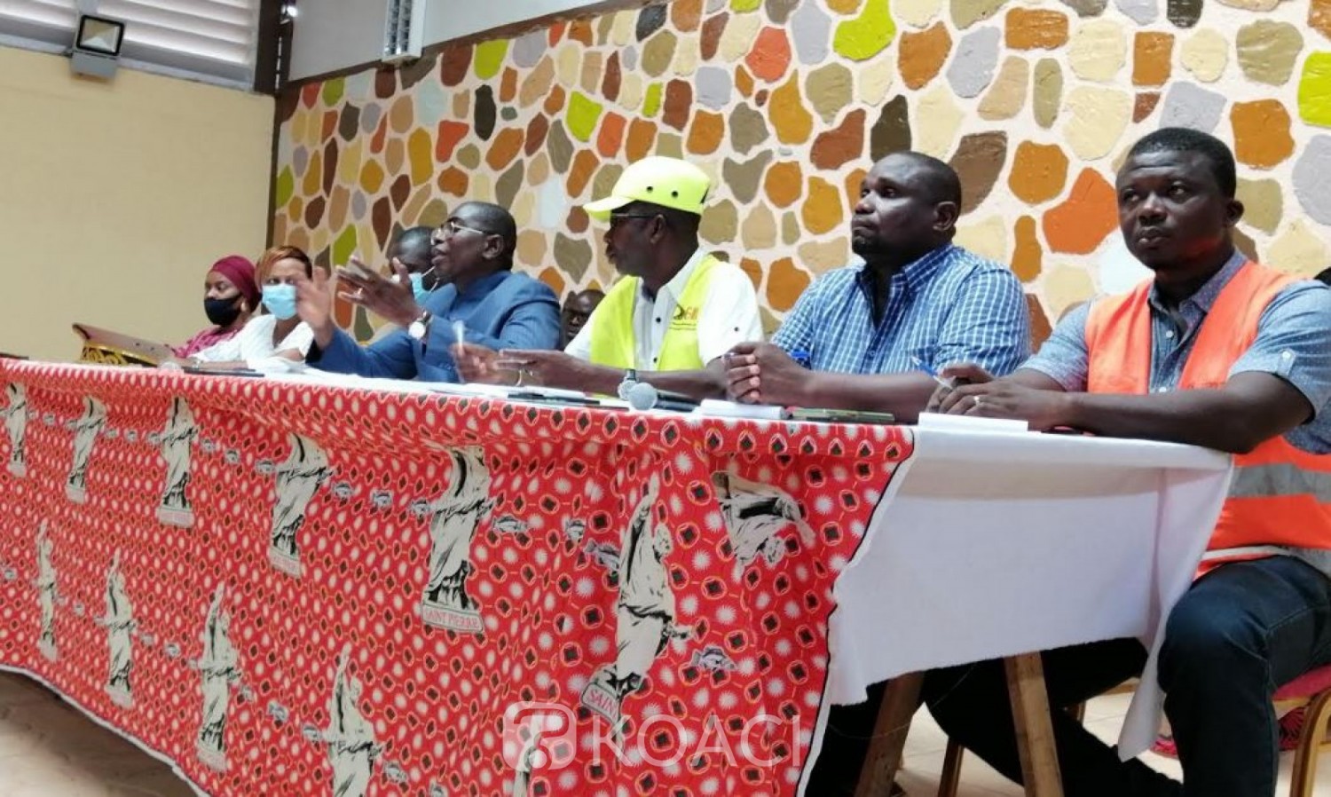 Côte d'Ivoire :  San-Pedro en prélude à l'organisation de la CAN de 2023, des commerçants installés de façon anarchiques sur les emprises de voies à bitumer priés de partir