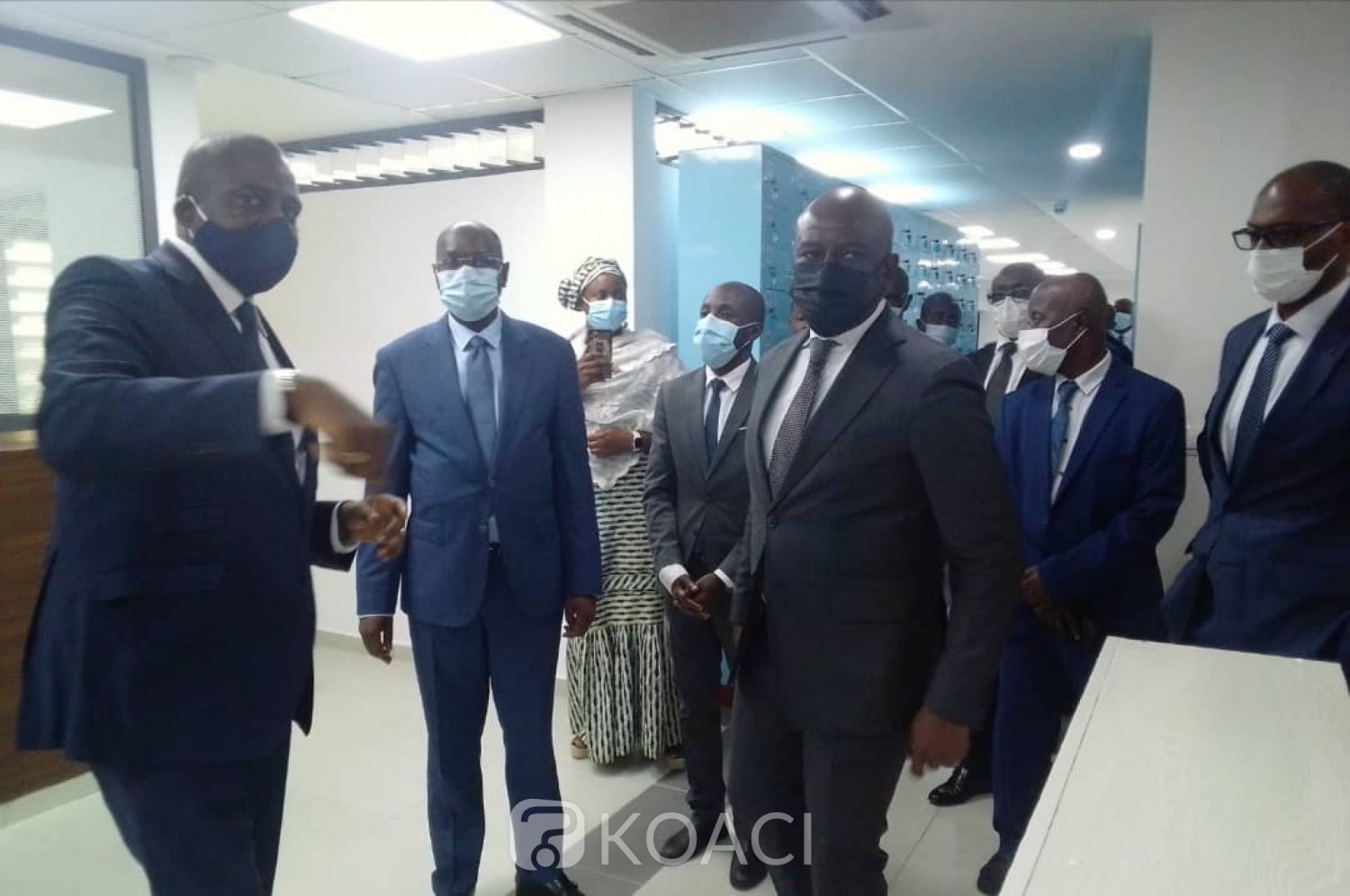 Côte d'Ivoire:    Université de Cocody, Roger Félix Adom visite le nouveau Bureau de la Poste reconceptualisée