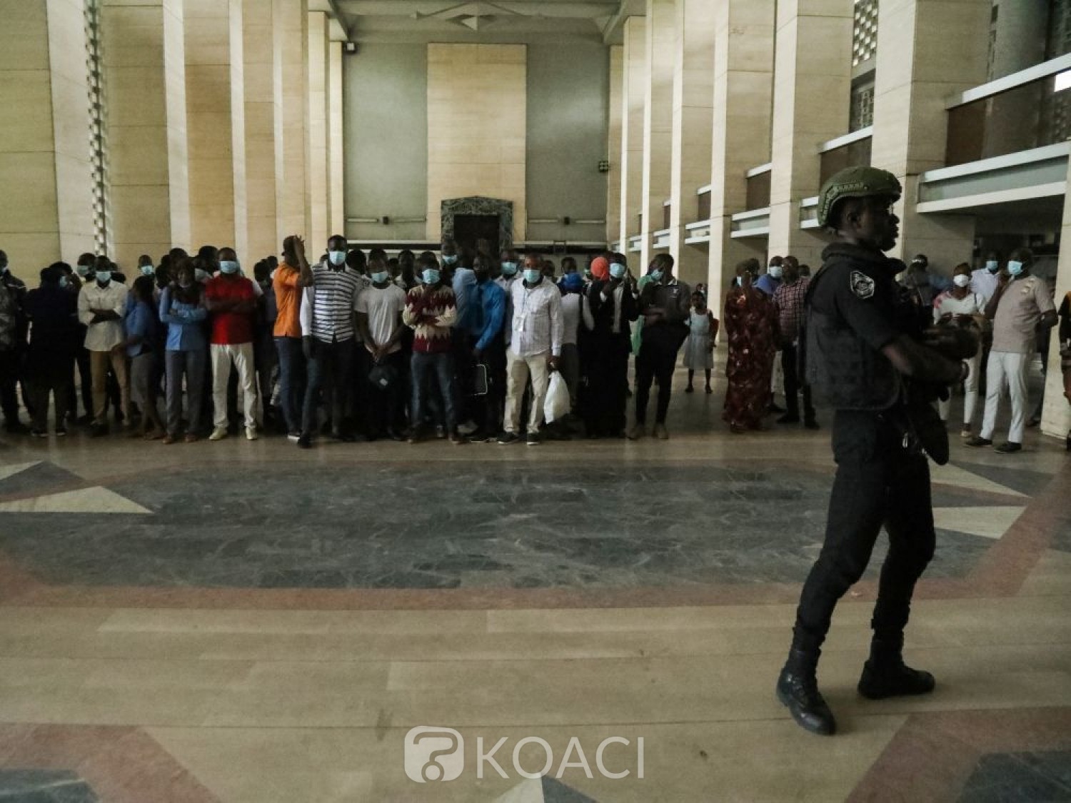Côte d'Ivoire :    Procès de Soro et 19 de ses proches, les avocats de la Défense claquent la porte du Tribunal criminel, leurs clients auditionnés à leur absence