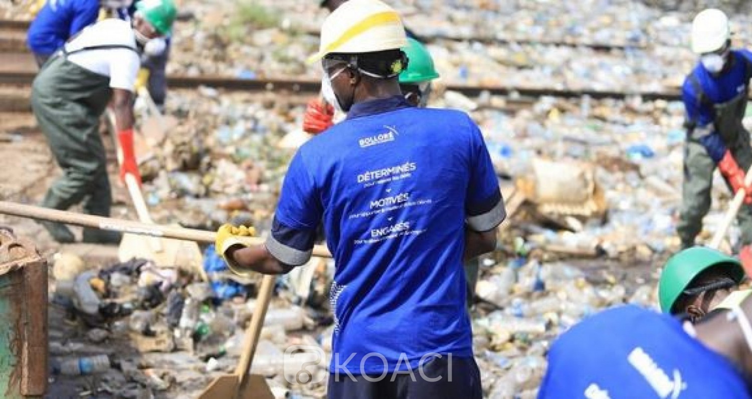 Côte d'Ivoire : Pour la journée mondiale de l'environnement, les agents de la Carena nettoient la lagune