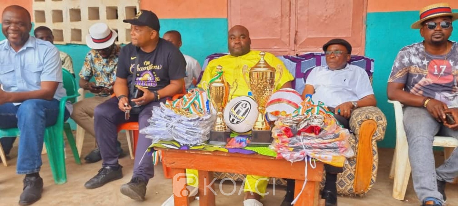 Côte d'Ivoire : Bouaké, profitant de la présence massive de jeunes à un tournoi de football, un cadre les sensibilise sur le port de casque