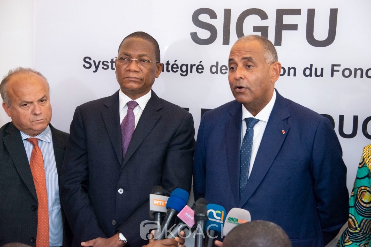 Côte d'Ivoire : Gestion du foncier, le Premier ministre Patrick Achi procède à l'inauguration du SIGFU en présence  de l'ambassadeur de France Jean-Christophe Belliard