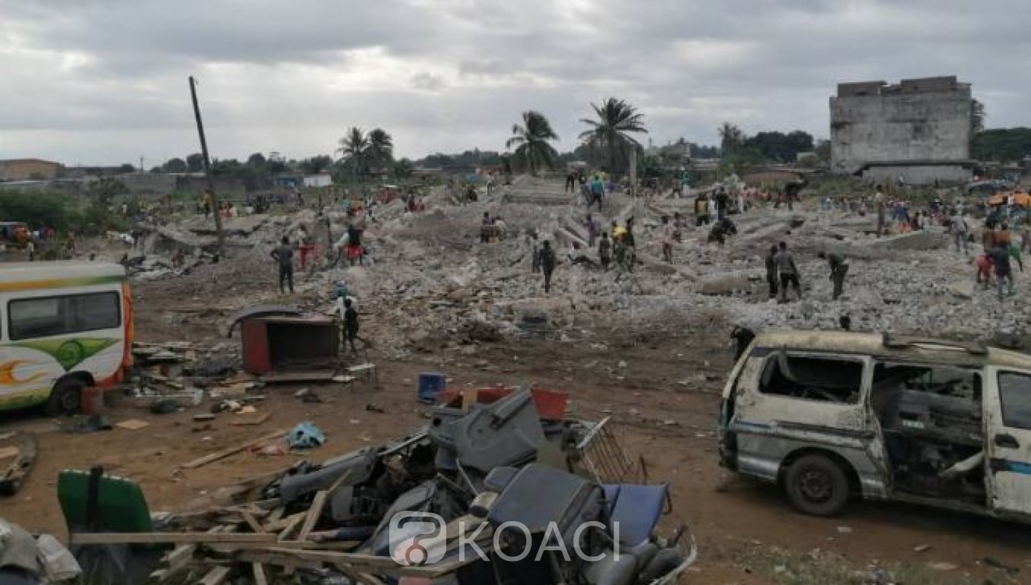Côte d'Ivoire :  Métro, un immeuble construit à proximité des rails démoli à Abobo Pk 18, les populations se ruent sur les gravats pour extraire les barres de fers