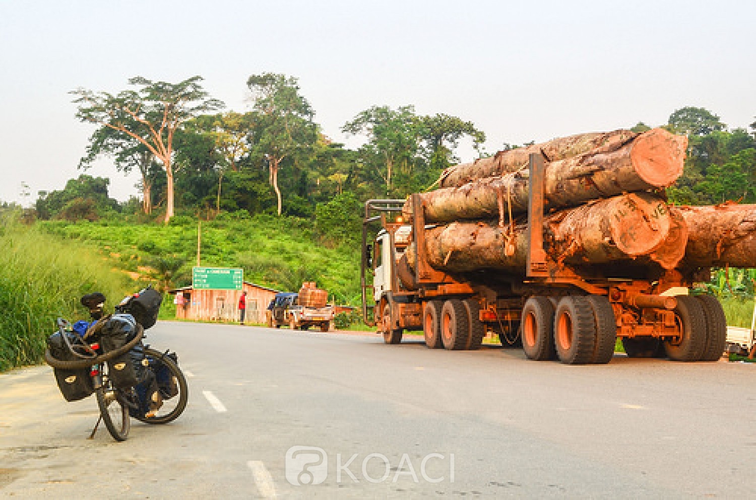 Côte d'Ivoire : Lakota, le chauffeur d'un grumier, perd le contrôle de son camion et l'engin fini sa course dans une habitation