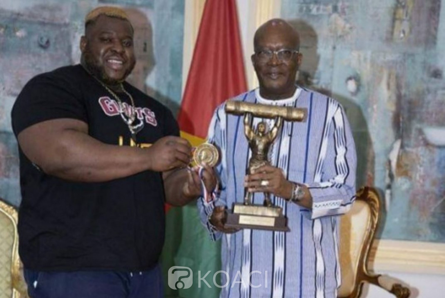 Burkina Faso : Recordman mondial du  Log-lift strong man, Iron Biby reçoit les félicitations du président Kaboré
