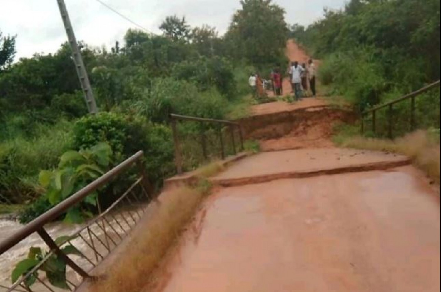 Côte d'Ivoire :    Département de Niakara, le pont reliant la Sous-Préfecture de Arikokaha a cédé vendredi sous l'effet d'une forte pluie