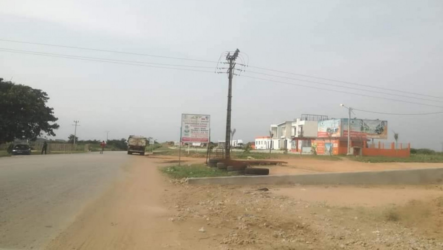 Côte d'Ivoire :    Cocody, déficit d'enseignants titulaires dans une école primaire publique située dans le sous quartier de « Anyama Debarcadère » , des benevoles sollicités, les parents inquiets