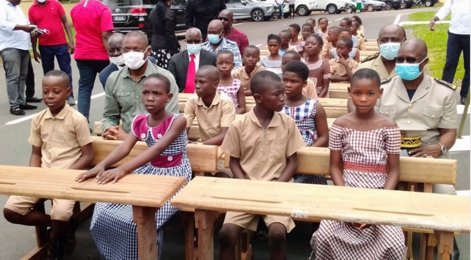 Côte d'Ivoire : Sakassou, face à Sidi Touré qui remet des table-bancs aux élèves, l'IEPP plaide pour l'obtention d'un fauteuil de bureau