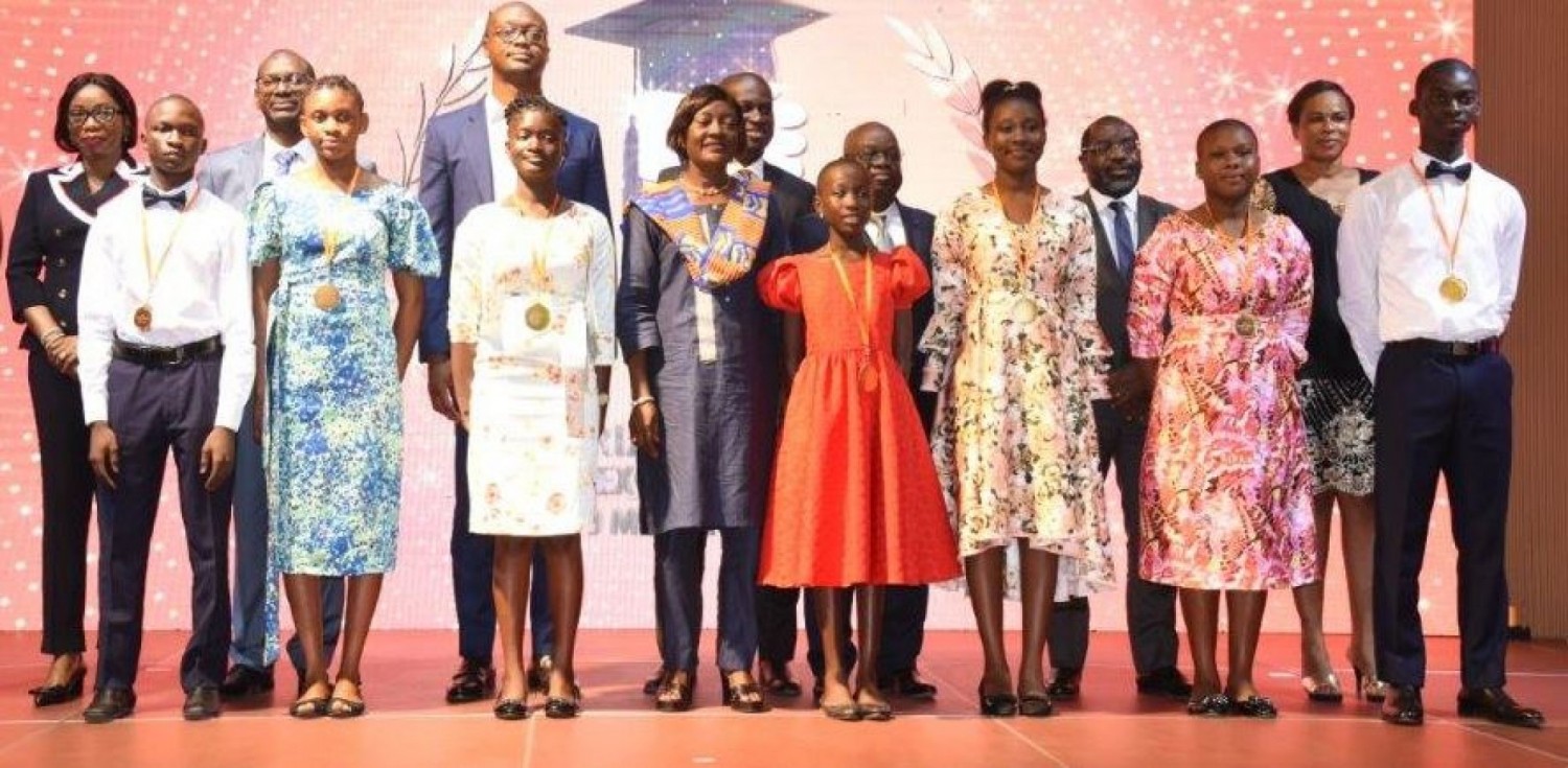 Côte d'Ivoire : 7e édition du prix excellence CIE du Meilleur élève 2021, neuf élèves récompensés, les frais d'écolage offerts doublés cette année