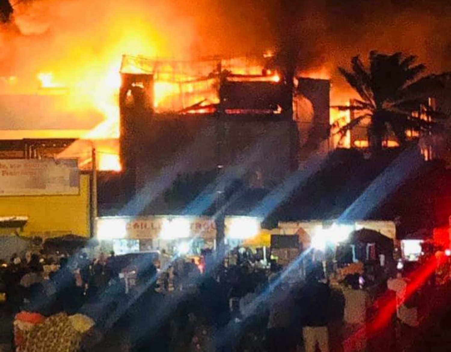 Côte d'Ivoire :    Riviera 3, un incendie s'est déclaré dans le Centre commercial Chic-Shop, d'importants dégâts matériels