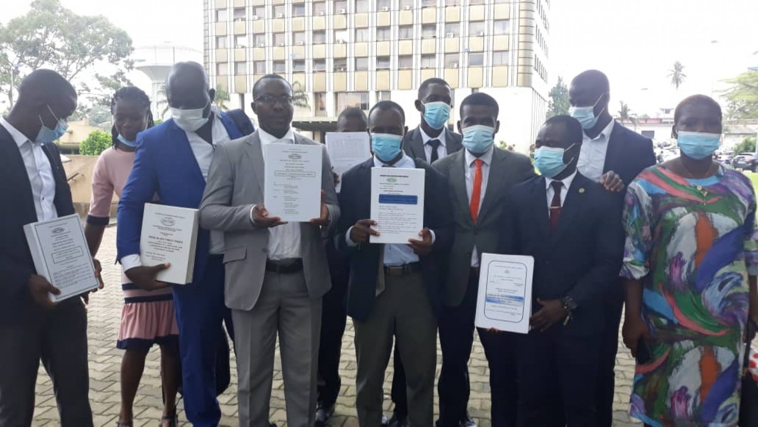 Côte d'Ivoire:    Les Docteurs non recrutés manifestent devant la Tour C et exigent la suppression des auditions car elles ne sont pas des soutenances bis
