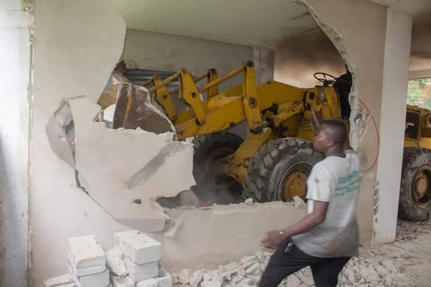 Côte d'Ivoire : Cocody, face au non respect de la réglementation du maitre d'ouvrage, un magasin construit sur un parking à la cité 180 logements détruit
