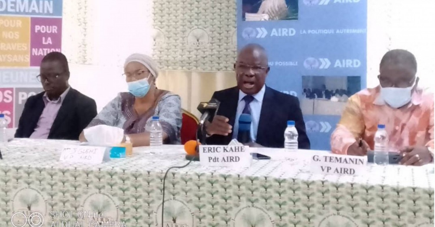 Côte d'Ivoire :   Eric Kahé à propos de la limitation d'âge à la présidentielle : « on peut laisser le peuple lui-même légiférer »