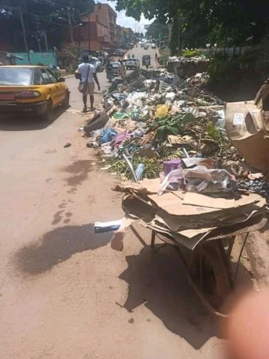 Cameroun : Yaoundé croule sous le poids des ordures alors que pointe la CAN