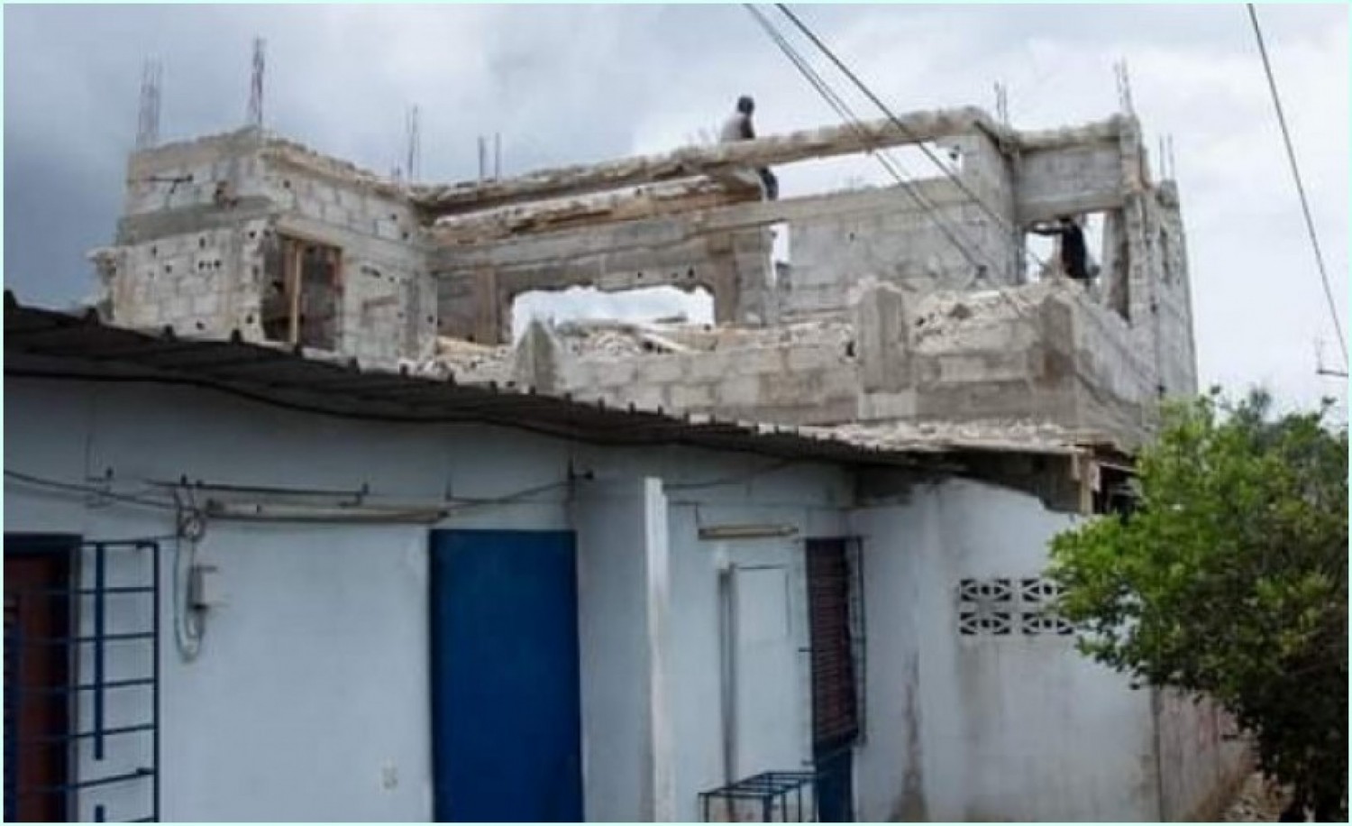 Côte d'Ivoire : Sans permis de modifier, une villa basse en cours de modification en bâtiment de type R+1 détruite  à Cocody par le ministère de la construction