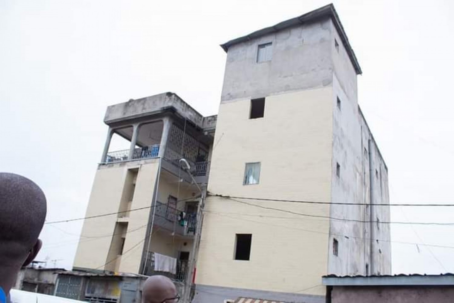 Côte d'Ivoire : À Koumassi, un immeuble R+3 présentant des signes évidents d'affaissement évacué par le MCLU