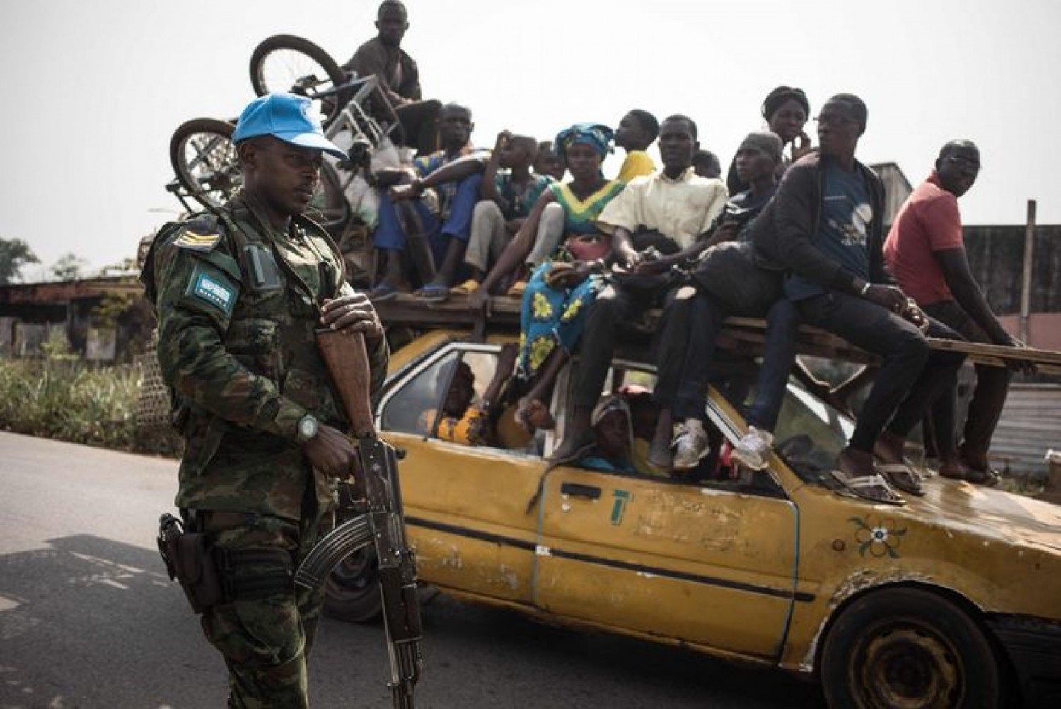 Centrafrique : 10 casques bleus blessés par des tirs de la garde présentielle à Bangui , une femme tuée