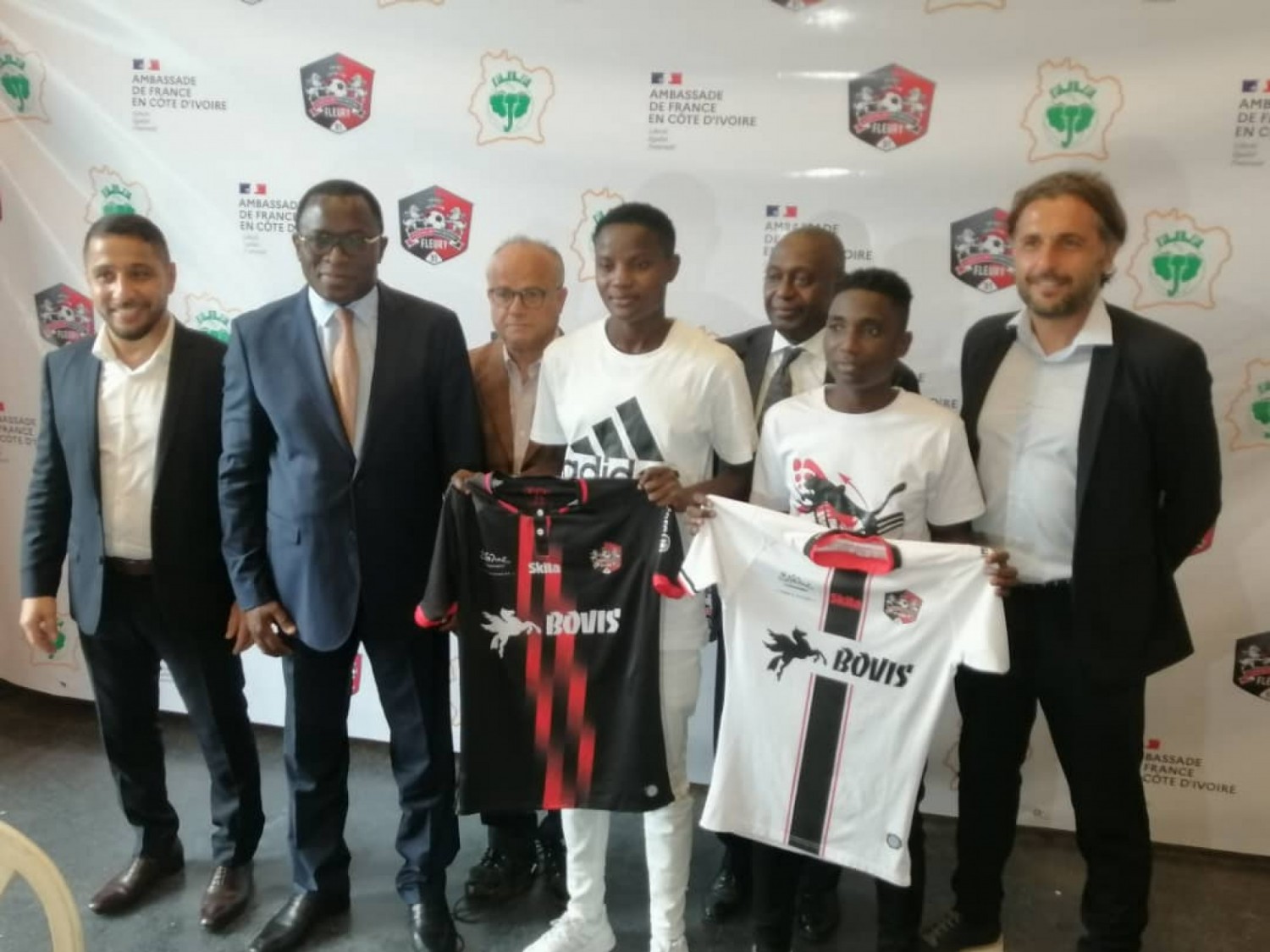 Côte d'Ivoire :  Deux joueuses ivoiriennes de l'équipe nationale transférées au Club Fleury 91 de première division présentées à l'Ambassadeur avant leur départ prévu demain