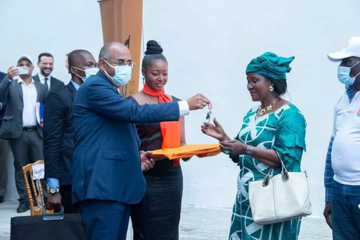 Côte d'Ivoire : Programme présidentiel de logements sociaux, en présence de Patrick Achi, le promoteur remet les clés de 2183 appartements aux acquéreurs
