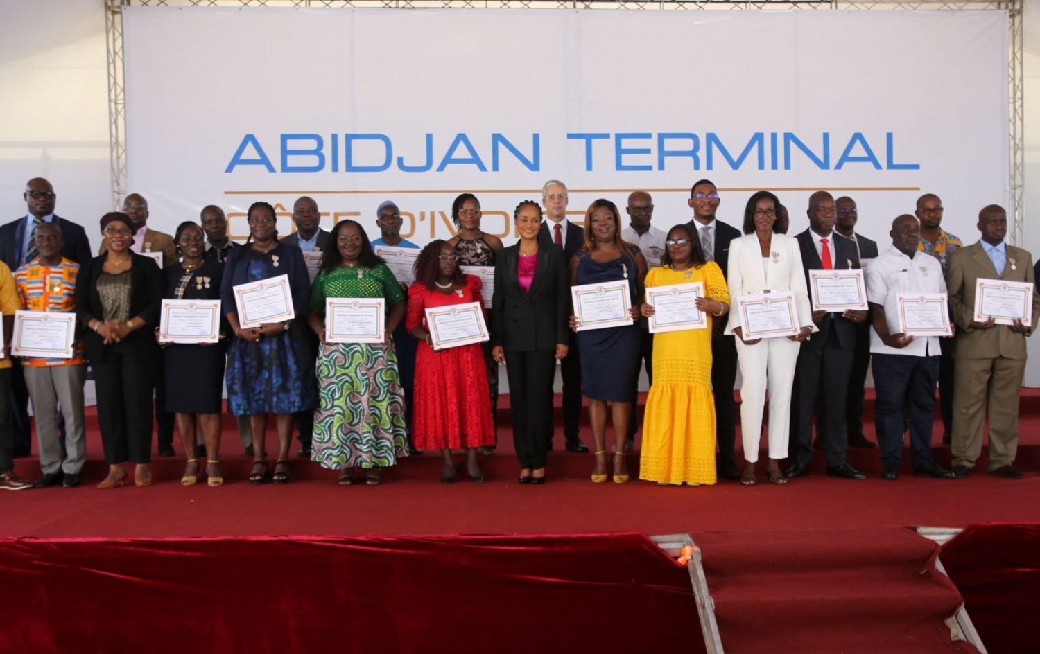 Côte d'Ivoire : Abidjan Terminal médaille 195 de ses collaborateurs pour l'honneur du travail
