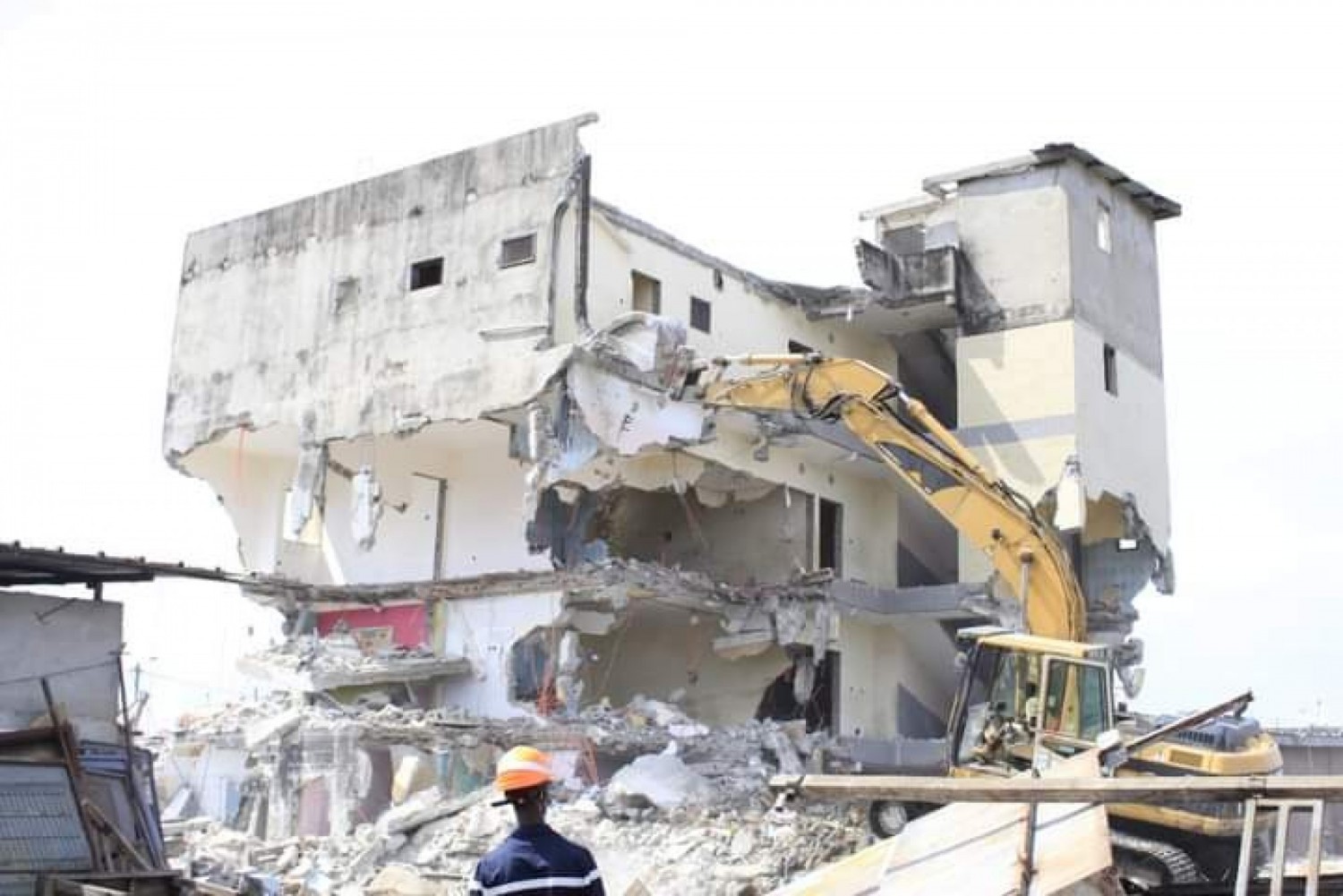 Côte d'Ivoire : Koumassi, un bâtiment R+3 qui menaçait ruine démoli