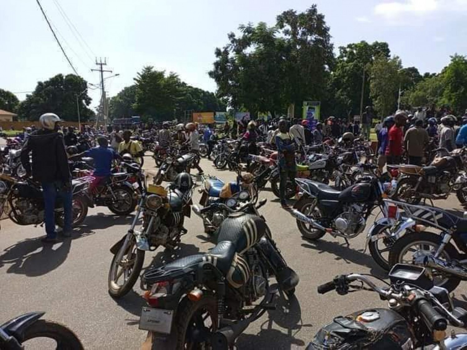 Côte d'Ivoire : Korhogo, dénonçant trop de taxes, les chauffeurs de taxi-moto prennent d'assaut la mairie