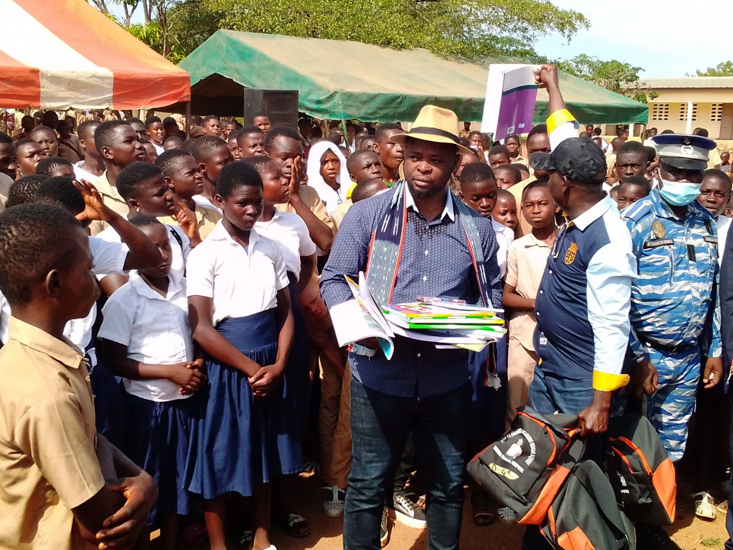Côte d'Ivoire : Diabo, des centaines d'élèves défavorisés issus de deux sous-préfectures du Gbêkê reçoivent des kits scolaires