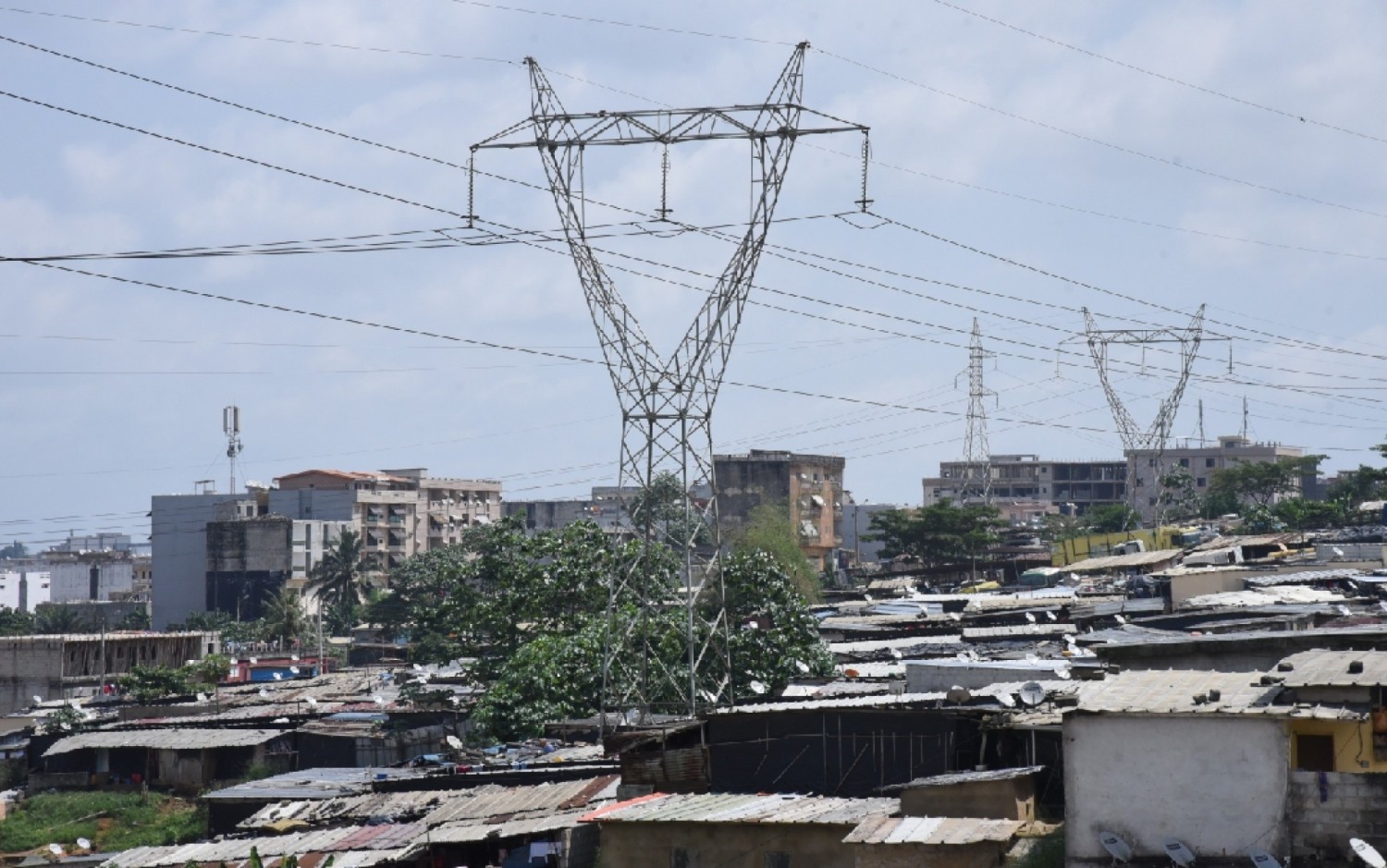 Côte d'Ivoire : Pylônes et couloirs électriques, dans l'univers des populations qui côtoient au quotidien le danger et la mort