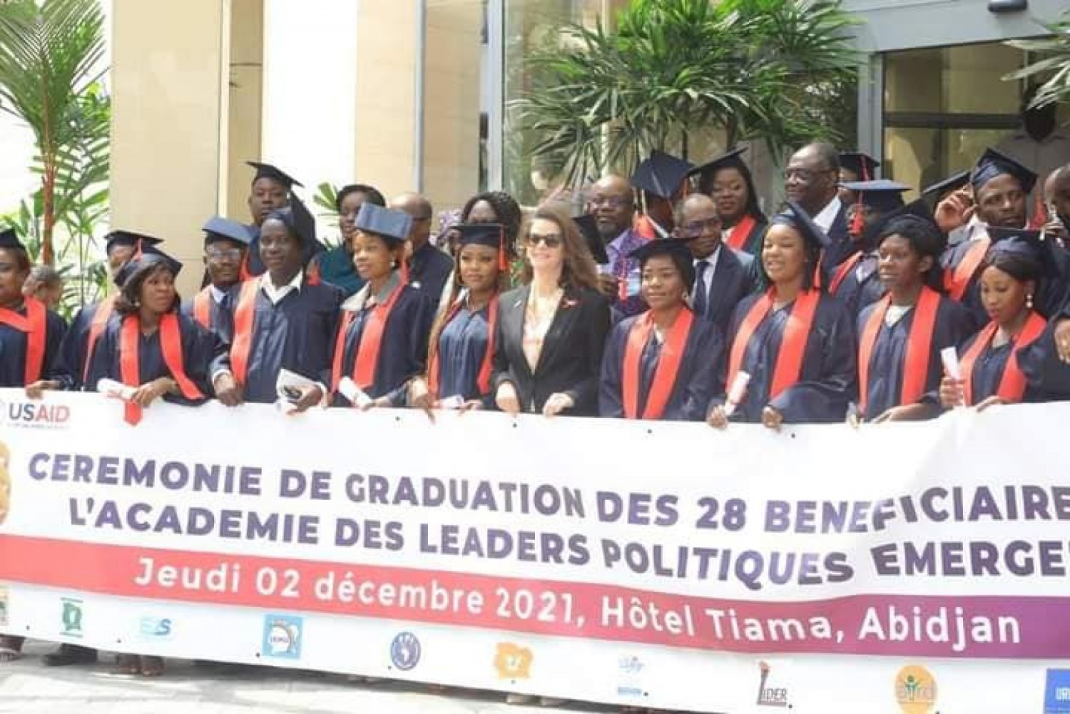 Côte d'Ivoire : 28 jeunes des différents Partis politiques du pouvoir et de l'opposition formés pendant 8 mois sur les valeurs et principes de la démocratie reçoivent leurs diplômes