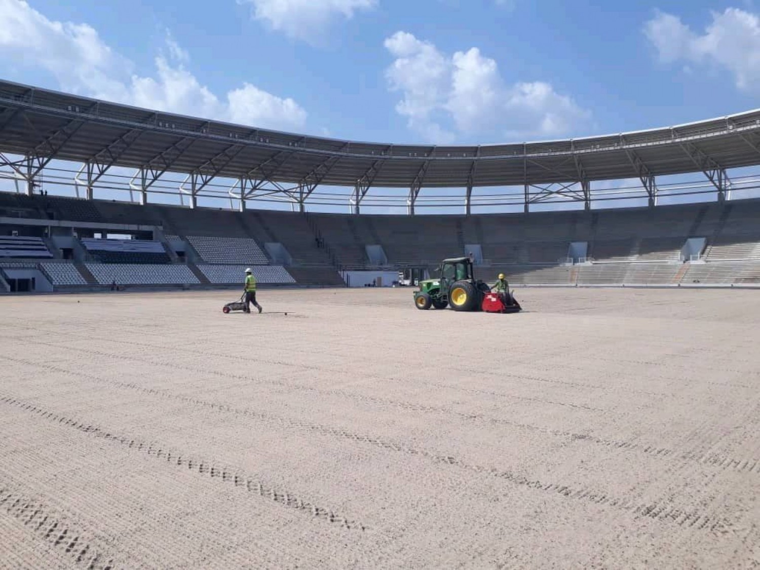 Côte d'Ivoire : CAN 2023, après l'installation du système d'arrosage du stade de Bouaké, entame de la réalisation du gazon