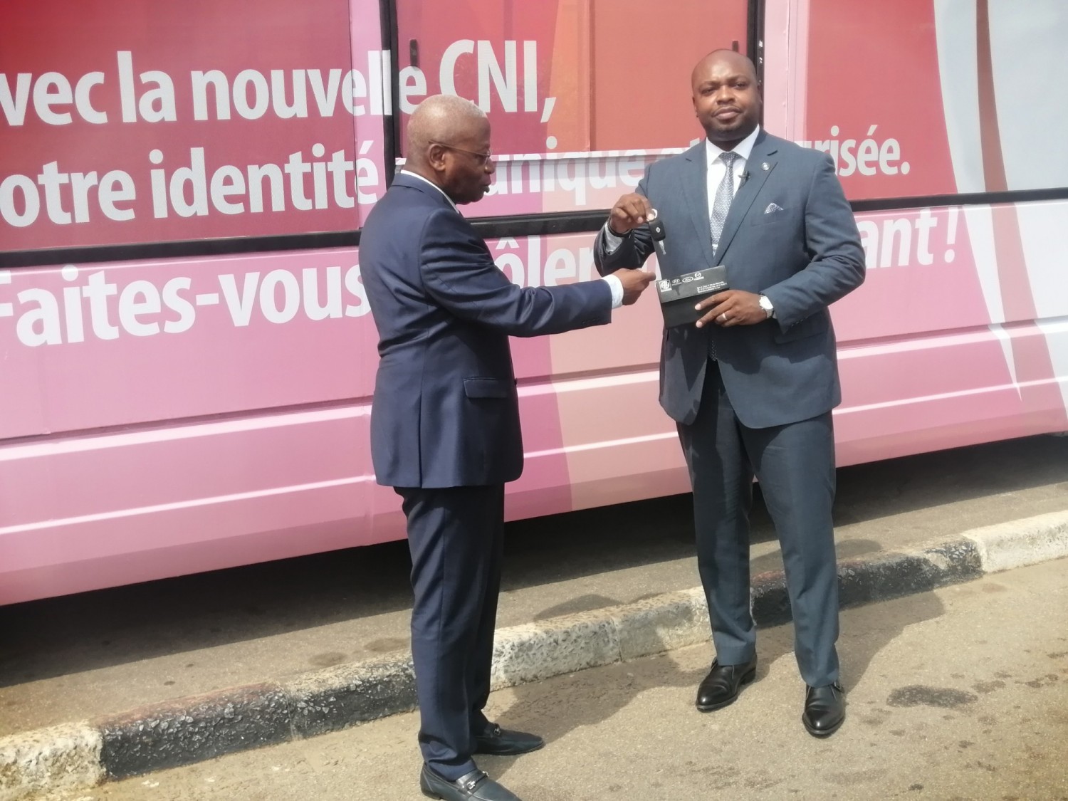 Côte d'Ivoire :  Rapprochement du dispositif plus près des populations, l'ONECI se dote d'un bus d'enrôlement offert par son partenaire SEMLEX, trois autres véhicules attendus