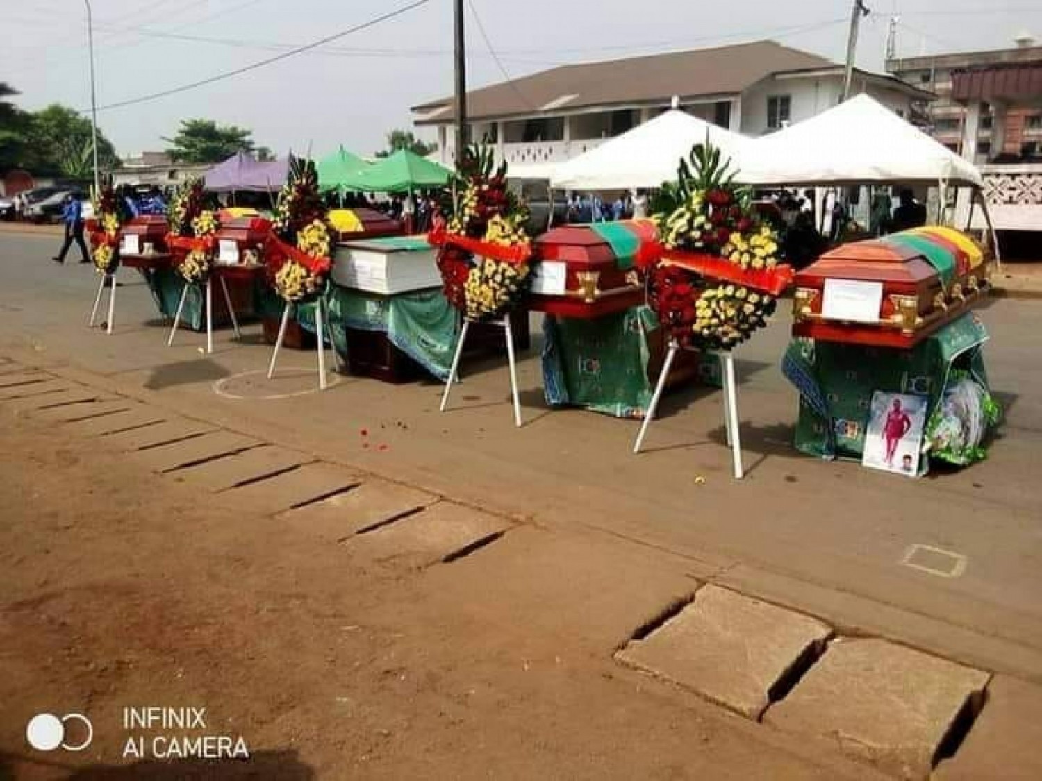 Cameroun: Hommage solennel pour les élèves et enseignant tués dans une attaque séparatiste à Ekondo Titi