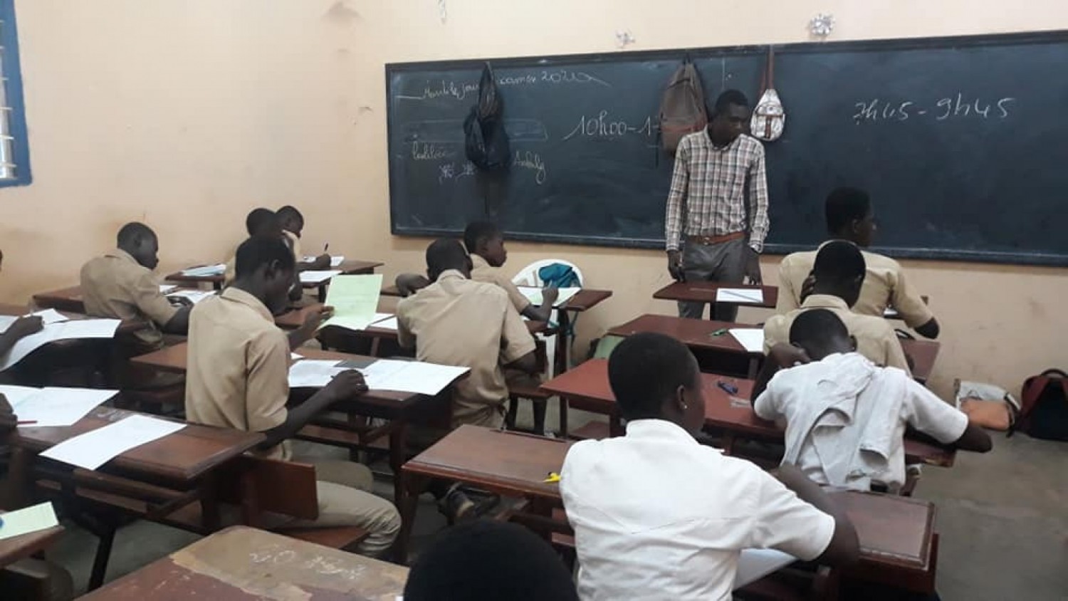 Côte d'Ivoire : Face au silence du  Ministère sur leurs 17 mois de salaires impayés, les ex-enseignants volontaires se tournent vers le chef de l'Etat et son PM