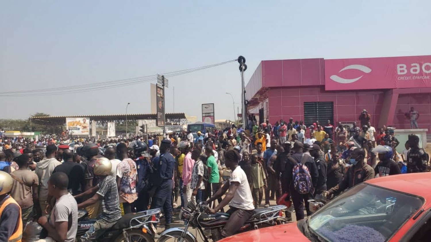 Côte d'Ivoire : Bouaké, « champion dans l'incivisme routier », des taxis-moto après un incident barricadent la nationale A3 et affrontent les forces de l'ordre