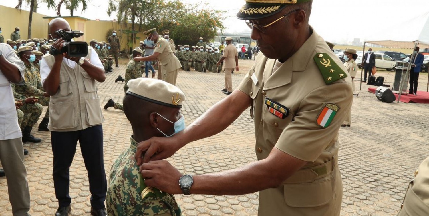 Côte d'Ivoire : Douanes, 118 agents promus au grade de Sergent reçoivent leur galon du DG, se détourner des pratiques de l'auto-galonnage