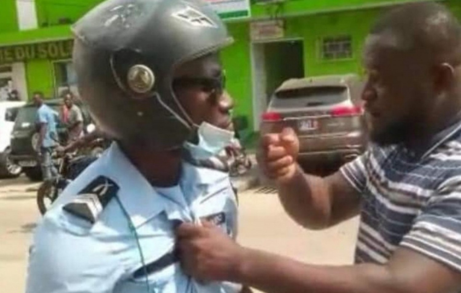 Côte d'Ivoire : Outrage à un agent de police en service, il porte main à un policier et écope d'un an et demi de prison ferme