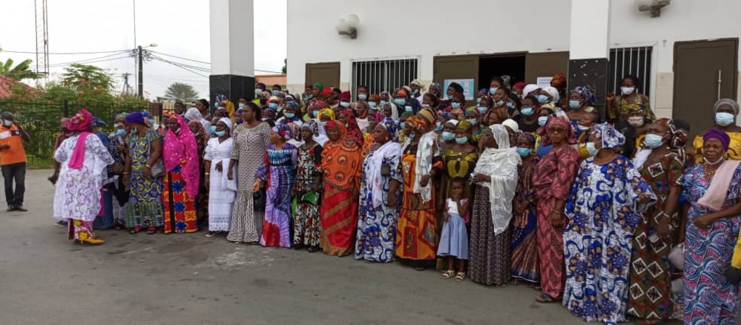 Côte d'Ivoire : Yopougon, après dix ans d'attente,1900 femmes balayeuses perçoivent enfin leurs salaires