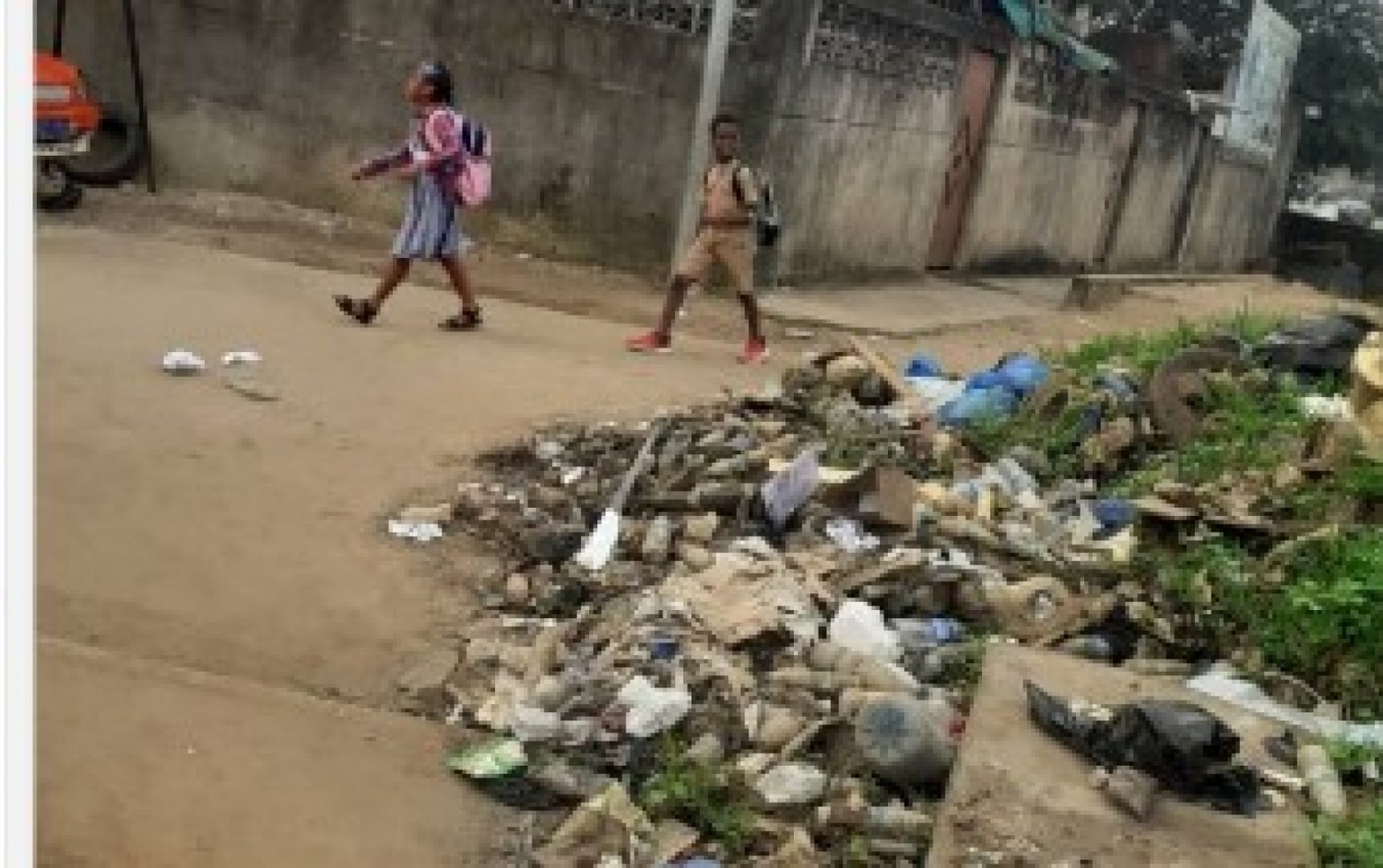 Côte d'Ivoire : Yopougon, travaux d'infrastructures routières, des ordures retirées d'un caniveau déversées devant des domiciles, le cri de cœur  des habitants
