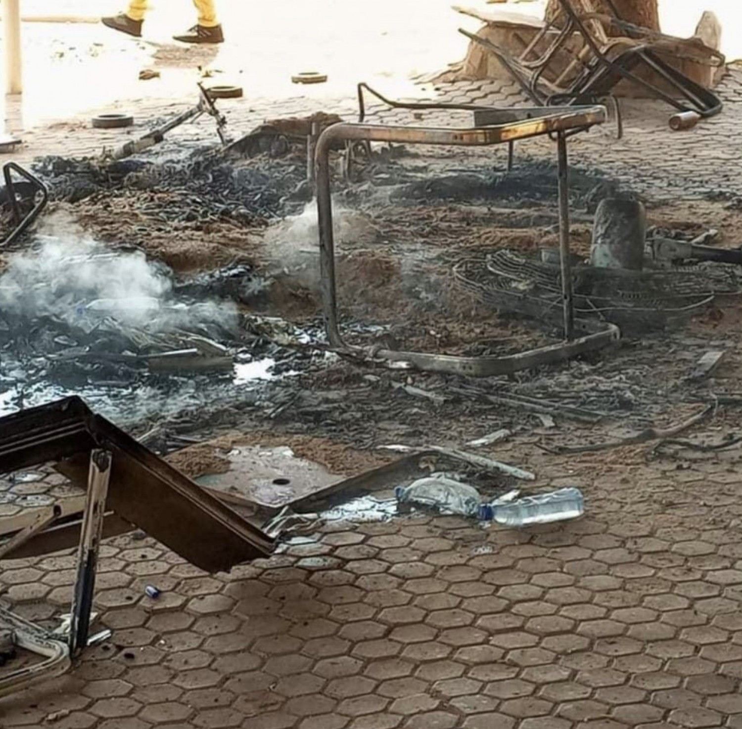 Burkina Faso : Le siège du parti au pouvoir incendié par des manifestants