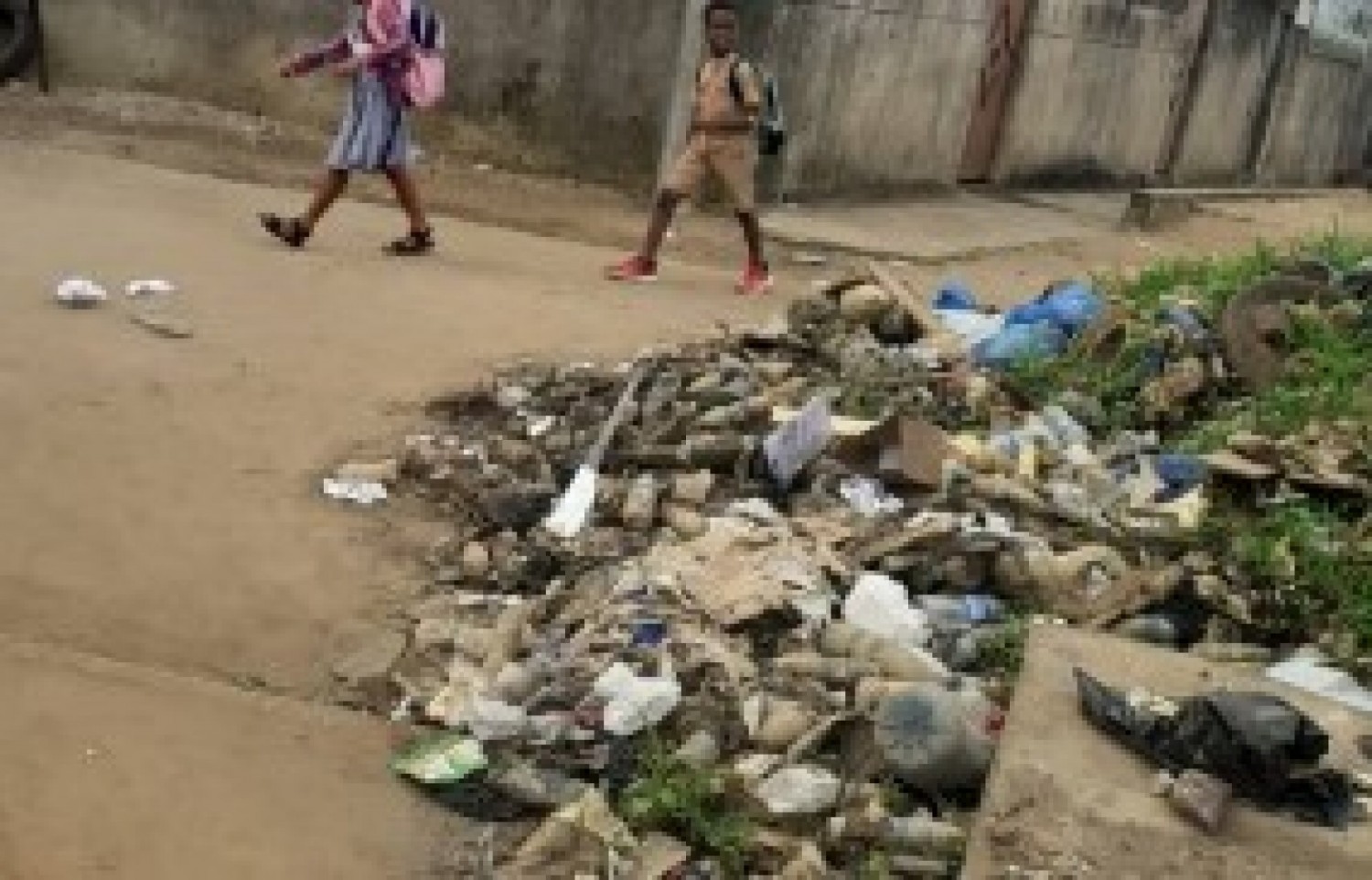Côte d'Ivoire : Yopougon, les ordures déversées devant des habitations finalement enlevées