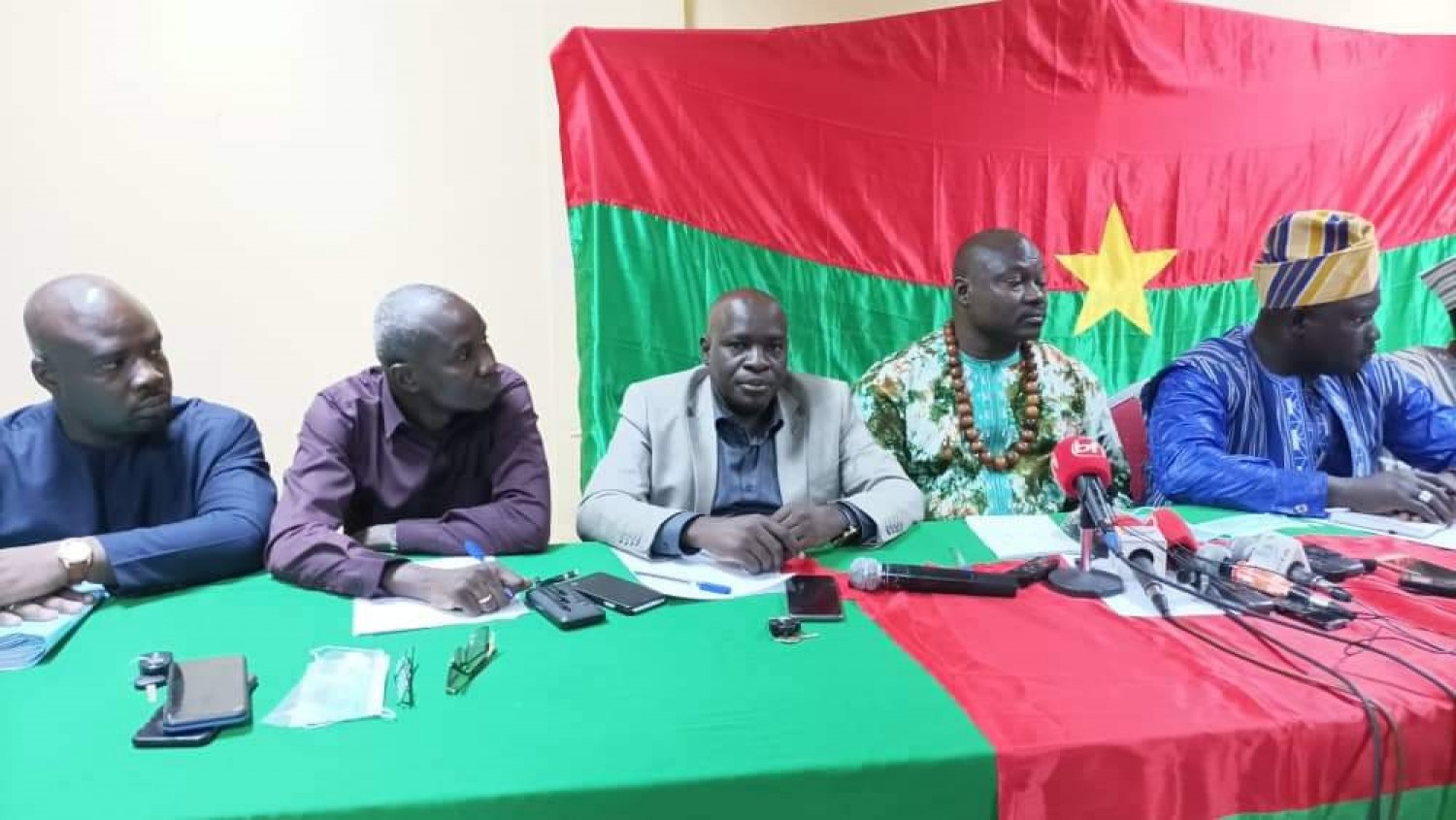 Côte d'Ivoire-Burkina : Mission de la Cedeao annoncée samedi à Ouaga, une coalition de la société civile se dresse contre Ouattara