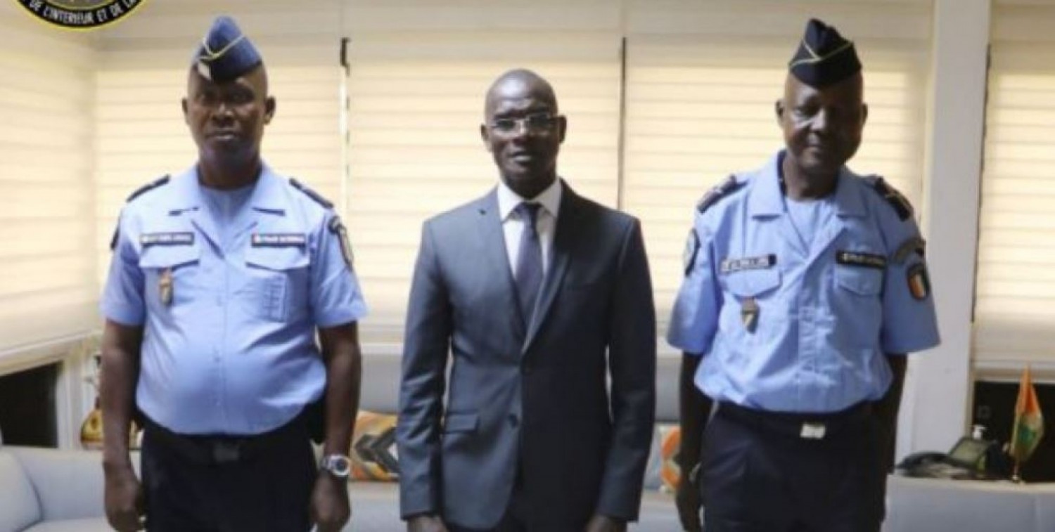 Côte d'Ivoire : Vagondo félicite deux policiers qui ont procédé dans les règles de l'art au contrôle des pièces de son véhicule