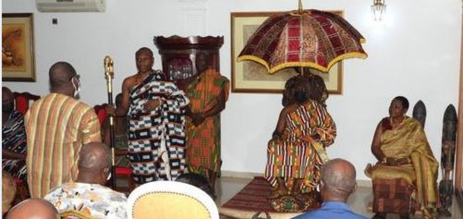 Côte d'Ivoire : Chez le roi Kassi Anvo de Sakassou, Simone Gbagbo  souhaite que la constitution s'inspire du mode d'intronisation des Baoulés
