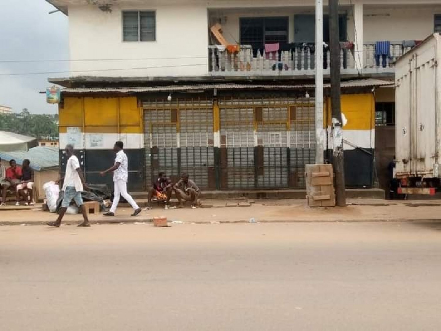 Côte d'Ivoire : Bonoua, un braquage en plein jour d'une boutique par des individus armés fait des blessés