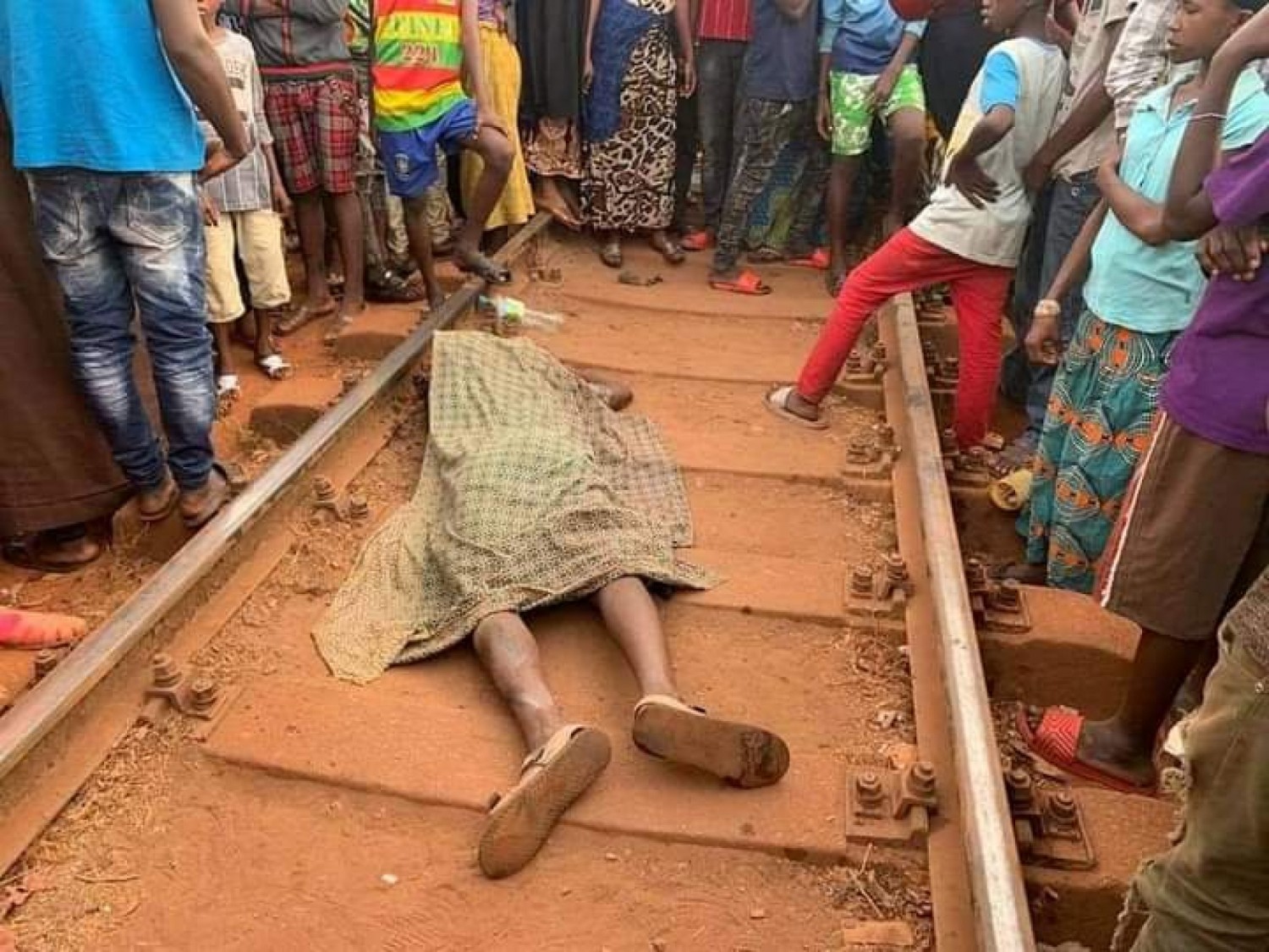 Côte d'Ivoire : Agboville, le corps sans vie d'un élève retrouvé découpé sur des rails