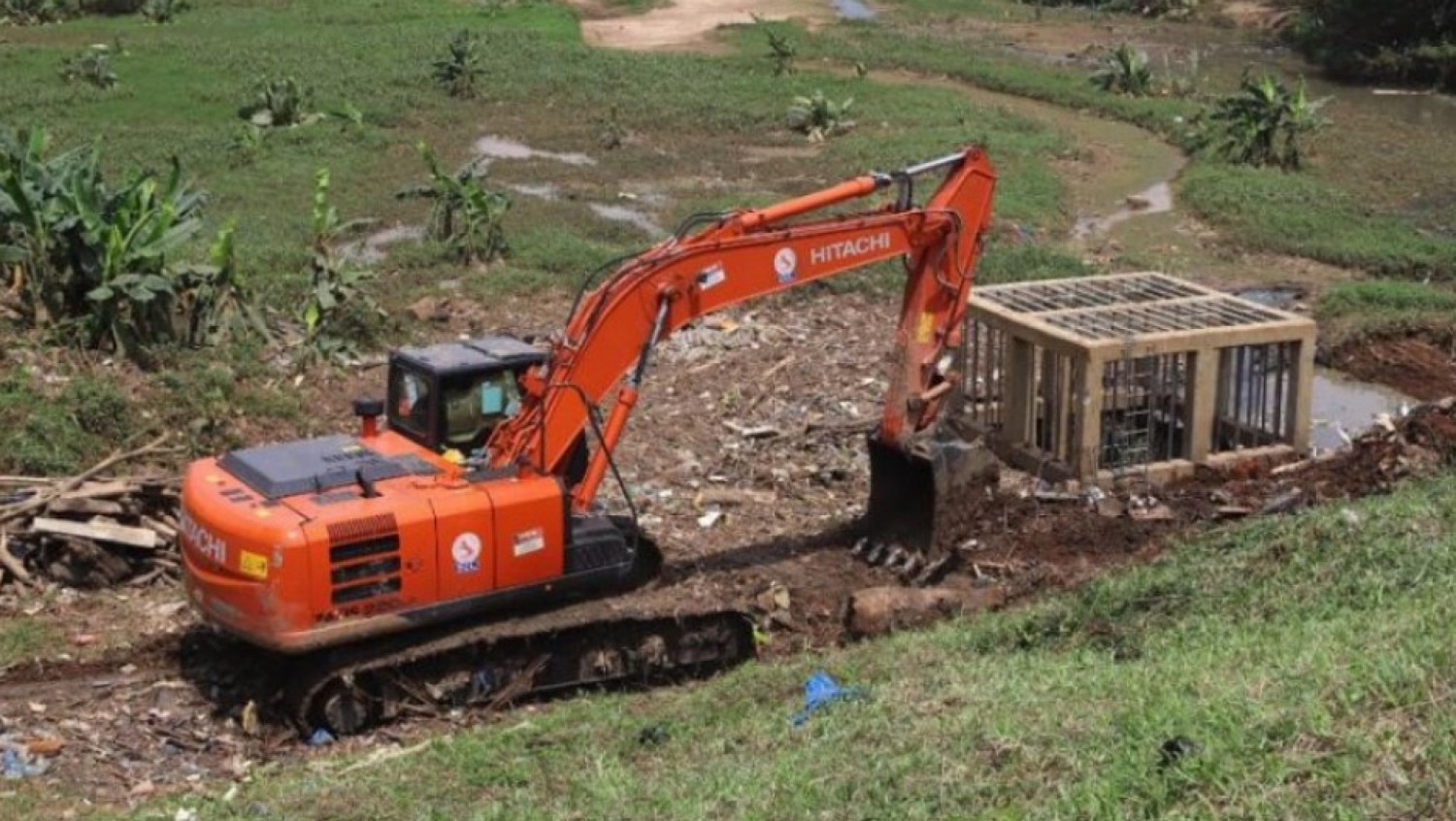 Côte d'Ivoire : Occupations anarchiques des ouvrages de gestions des eaux pluviales,  destruction de chantiers de bâtis dans le barrage écrêteur à Cocody–Danga