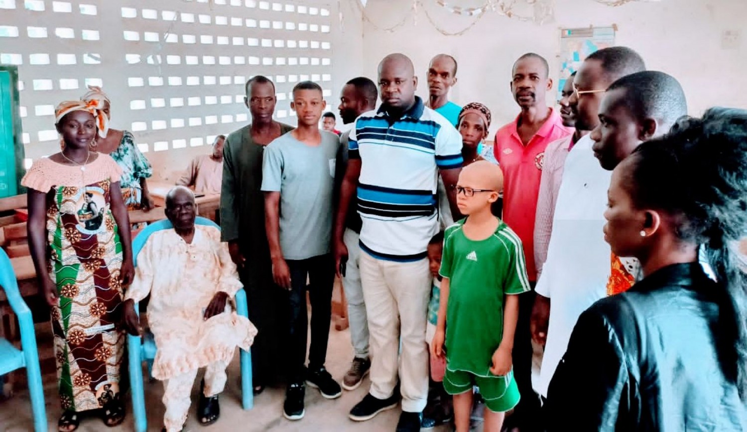 Côte d'Ivoire : Malvoyant, un écolier studieux de l'EPP Djaha Andokro à Diabo, reçoit des lunettes pharmaceutiques de l'AJ-Gblo